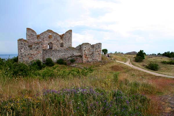 Brahehus Castle: A ruin overlooking Lake Vättern in Sweden